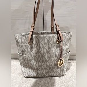 AUTHENTIC Michael Kors Vanilla and Gold MK Pattern Handbag 🤍